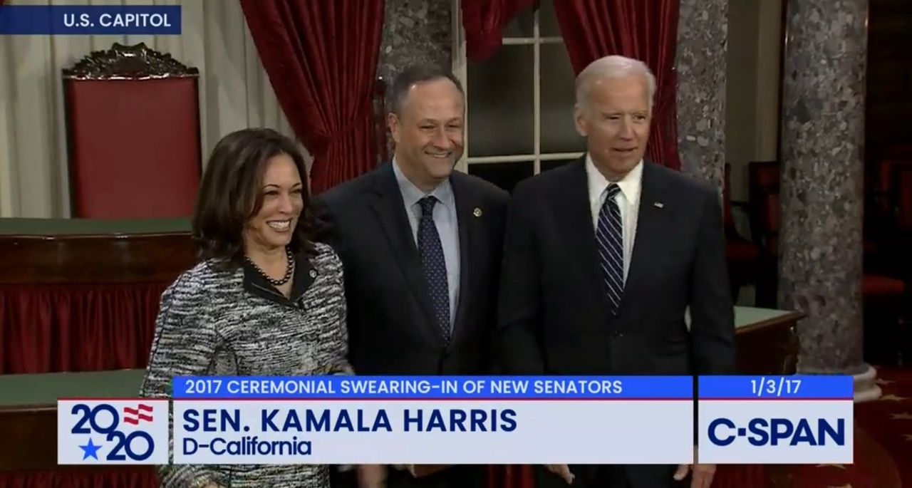 Kamala Harris tuż po ślubowaniu na senator USA. W środku mąż  Douglas Emhoff, po lewej wiceprezydent USA Joe Biden