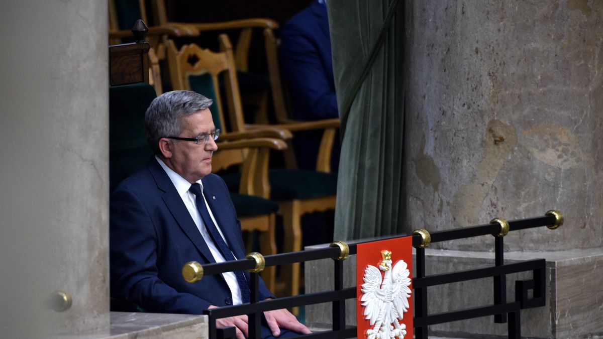 Warszawa, 06.08.2015. Bronisław Komorowski słucha orędzia prezydenta Andrzeja Dudy w Sejmie.
