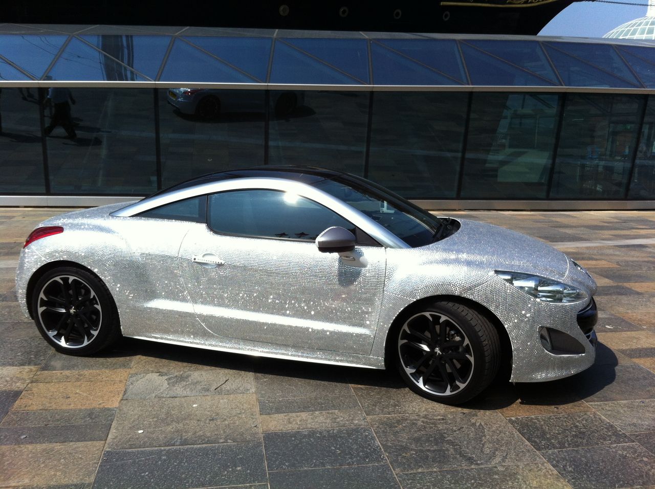 Diamentowy Peugeot RCZ na diamentową rocznicę Elżbiety II