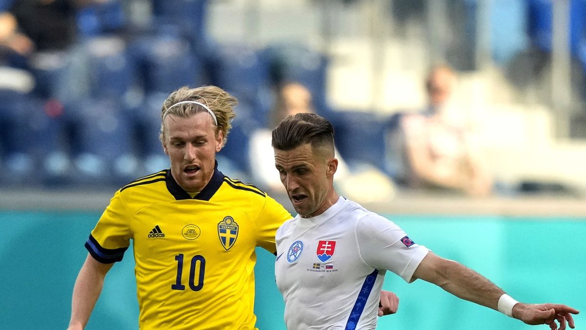 PAP/EPA / Dmitry Lovetsky / Na zdjęciu: Emil Forsberg i Peter Pekarik walczą o piłkę