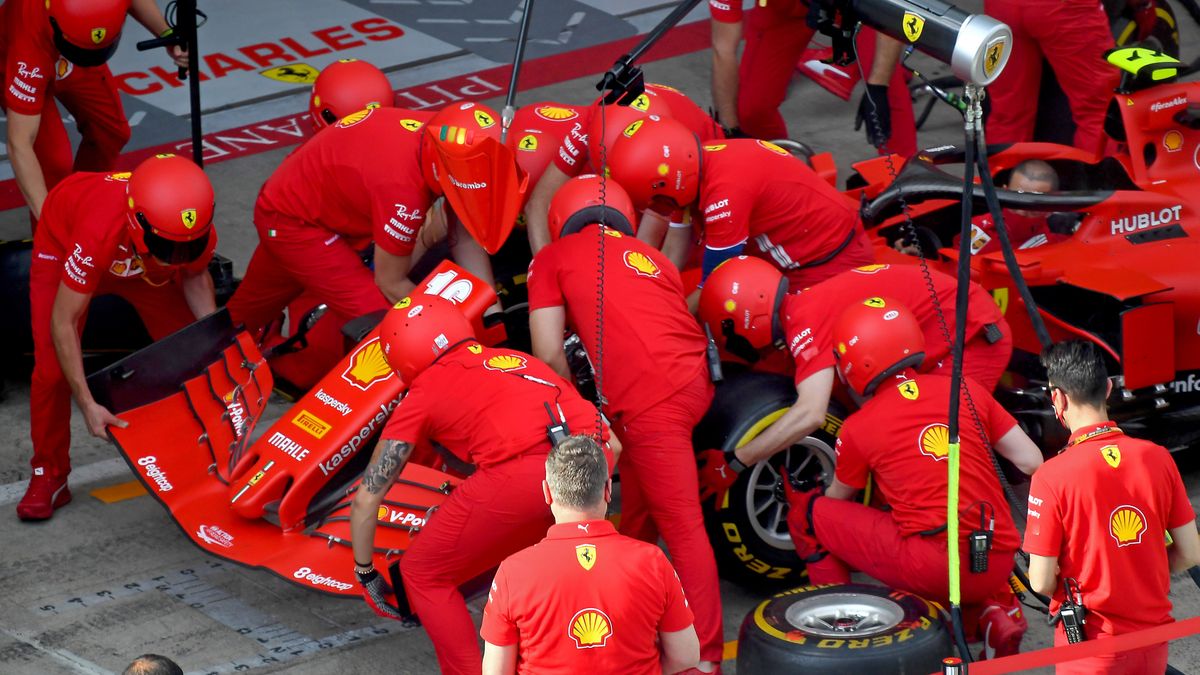 Zdjęcie okładkowe artykułu: Materiały prasowe / Ferrari / Na zdjęciu: pit-stop Charlesa Leclerca po kolizji w GP Styrii