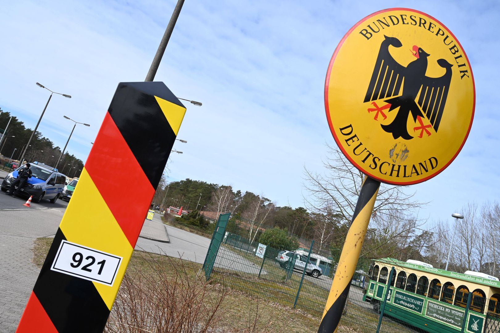 Coronavirus - German-Polish border near Ahlbeck
22 March 2021, Mecklenburg-Western Pomerania, Ahlbeck: Border crossing from Ahlbeck to Swinem�nde in Poland on the Baltic Sea island of Usedom. Due to a strong increase in the number of Corona infections, Poland has been classified as a high incidence area since 21.03.2021. Entry from there is only allowed with a negative Corona test. Photo: Stefan Sauer/dpa-Zentralbild/dpa 
Dostawca: PAP/DPA.
Stefan Sauer
Medicine, Corona, Covid-19, traffic, Border traffic, Border Commuters, coronavirus, covid, granica, Niemcy, niemiecko-polska, Polska, polsko-niemiecka