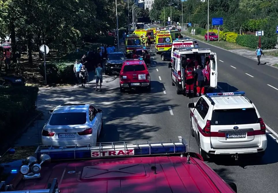 Wypadek w Warszawie. Auto uderzyło w przystanek, zmarła kolejna osoba