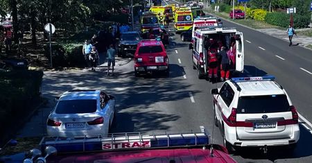 Wypadek w Warszawie. Auto uderzyło w przystanek, zmarła kolejna osoba