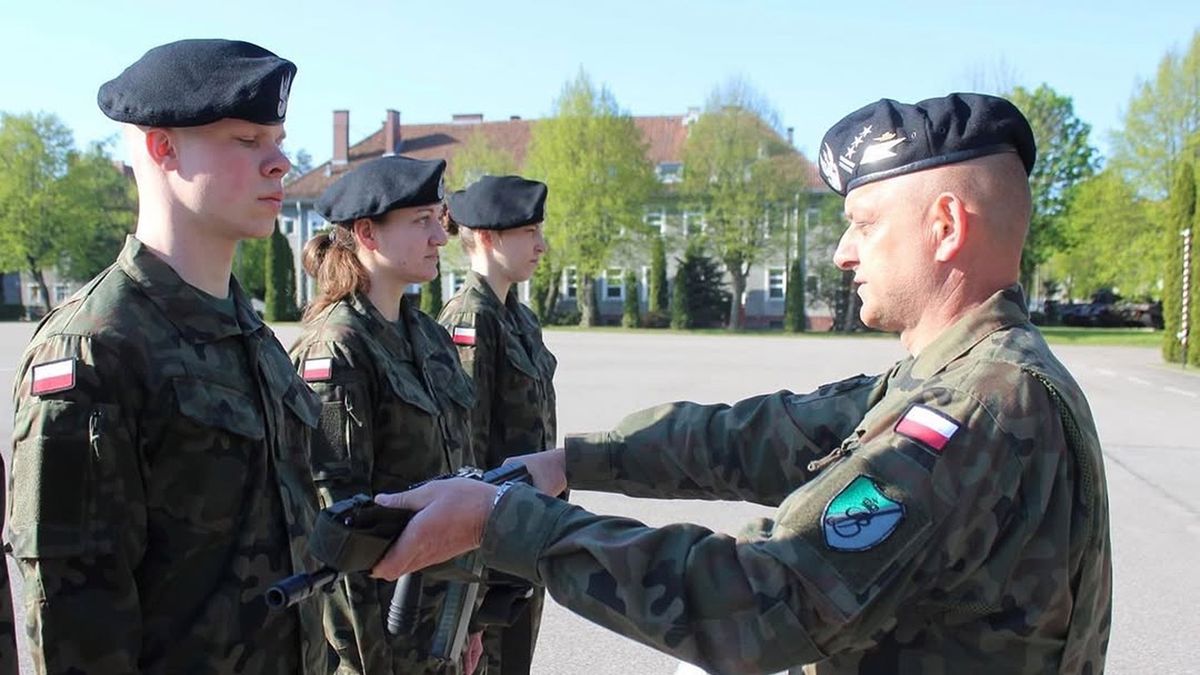 Instagram / niewinskimichal / Na zdjęciu: Michał Niewiński podczas składania przysięgi wojskowej