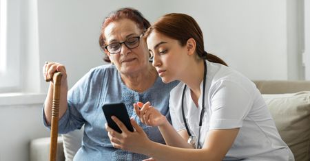 Staybl dla osób z Parkinsonem. Ułatwi przeglądanie sieci