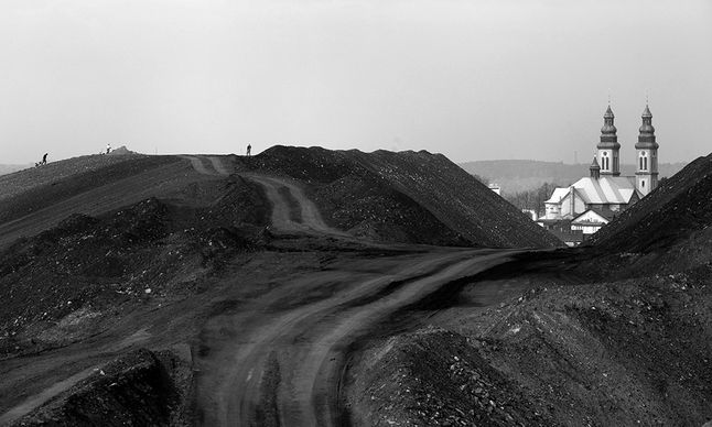 I miejsce, Środowisko, fotoreportaż. Hałdy węgla kamiennego na Górnym Śląsku w Polsce tworzą niepowtarzalne krajobrazy. W tym regionie działają największe spółki węglowe w Unii Europejskiej. Mimo że wydobycie węgla systematycznie spada, a hałdy kamienia węgielnego są eksploatowane pod budowę autostrad, górnictwo w dużej mierze wciąż kształtuje krajobraz tego regionu.