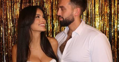 Klaudia El Dursi pozuje u boku partnera w sylwestrowej kreacji z pokaźnym dekoltem. Fani przyznają: "PROMIENIEJESZ w ciąży"