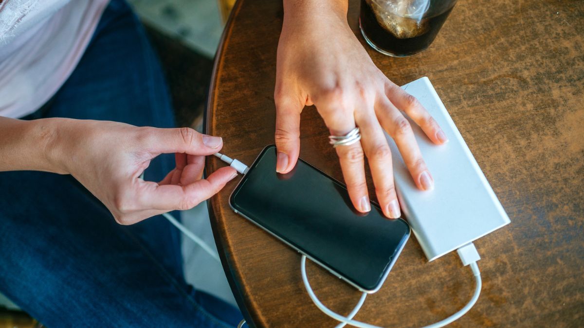 Kobieta podłącza telefon do ładowania