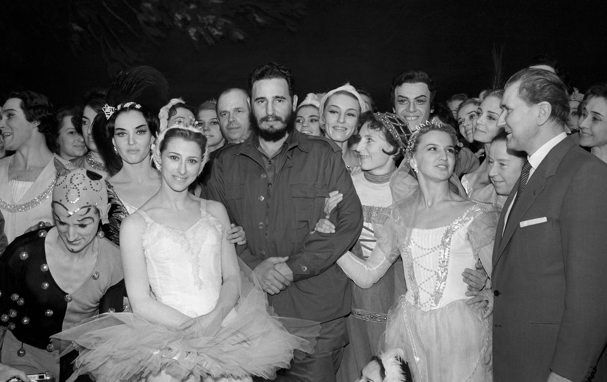Fidel Castro  i Maja Plisiecka wraz z zespołem Teatru Bolszoj 