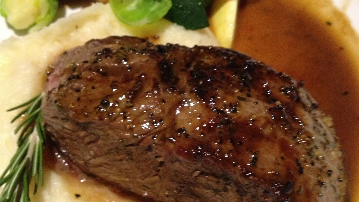 Pieczona polędwica wołowa (samo mięso, III klasa mięsa)