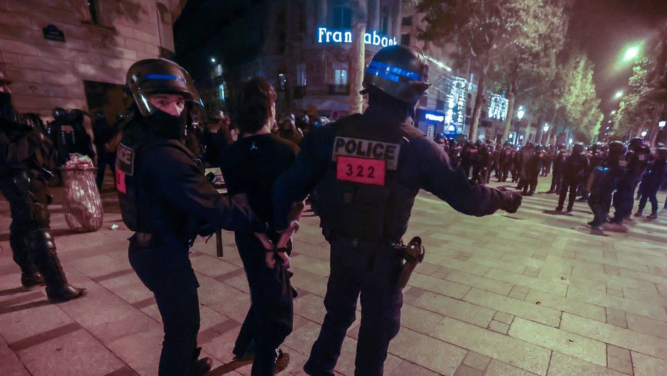 Riot police forces clash with demonstrators near the Arc de triomphe during another night of clashes with protestors in Paris, France, 01 July 2023. Violence broke out all over France after police fatally shot a 17-year-old teenager during a traffic stop in Nanterre on 27 June. EPA/MOHAMMED BADRA Dostawca: PAP/EPA.