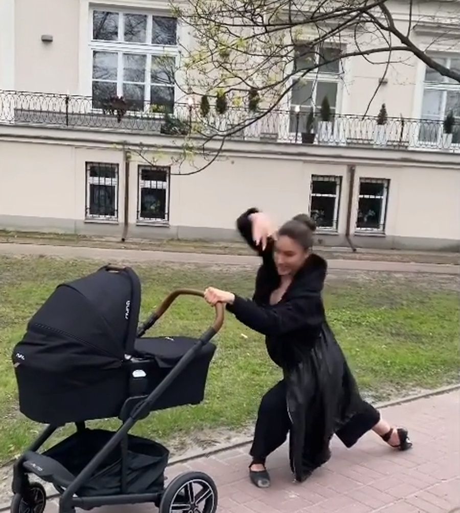 Ciężarna Ida Nowakowska reklamuje wózek