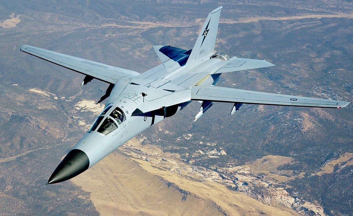 Australijski F-111 z rozłożonymi skrzydłami