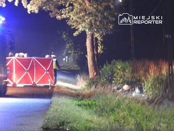 Stara Pułapina: Mercedes wpadł do rowu po uderzeniu w drzewo. Kierowca zginął na miejscu