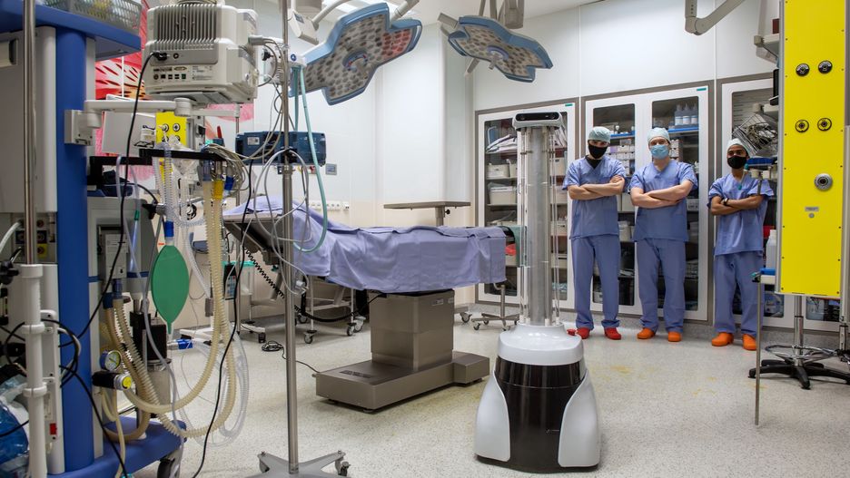 Łódź, 11.04.2021. Koronawirus w Polsce. Prezentacja robota dezynfekującego, 11 bm. w siedzibie Miejskiego Centrum Medycznego im. dr Karola Jonschera w Łodzi. Stworzony przez studentów Uniwersytetu Łódzkiego robot wykorzystywany będzie do dezynfekcji światłem ultrafioletowym. (aldg) PAP/Grzegorz Michałowski