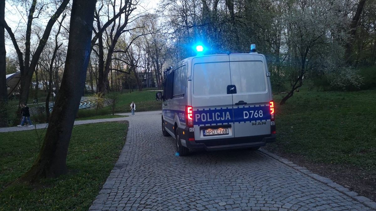 Patrol policji interweniujący w Ogrodzie Saskim