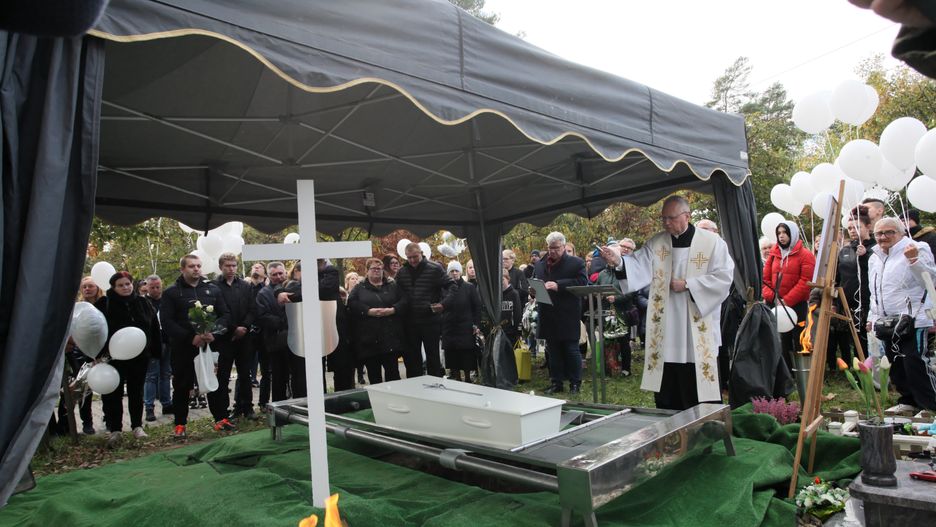 Gorzów Wielkopolski, 16.10.2021. Pogrzeb tragicznie zmarłego 4-letniego Piotrusia, 16 bm. na cmentarzu w Gorzowie Wielkopolskim. Do śmiertelnego potrącenia chłopca doszło 10 bm. na jednym ze skrzyżowań w centrum Gorzowa Wlkp. Rodzina poprosiła, by osoby uczestniczące w ostatniej drodze Piotrusia przyniosły ze sobą białe balony wypełnione helem, które w trakcie uroczystości zostaną wypuszczone w niebo. (amb) PAP/Lech Muszyński