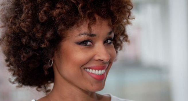 Omenaa Mensah wydała książkę „Gorzka czekolada”