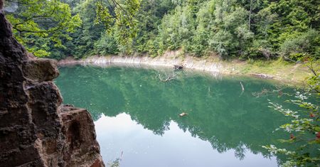 Urokliwe jezioro na Dolnym Śląsku. Jego kolor zachwyca
