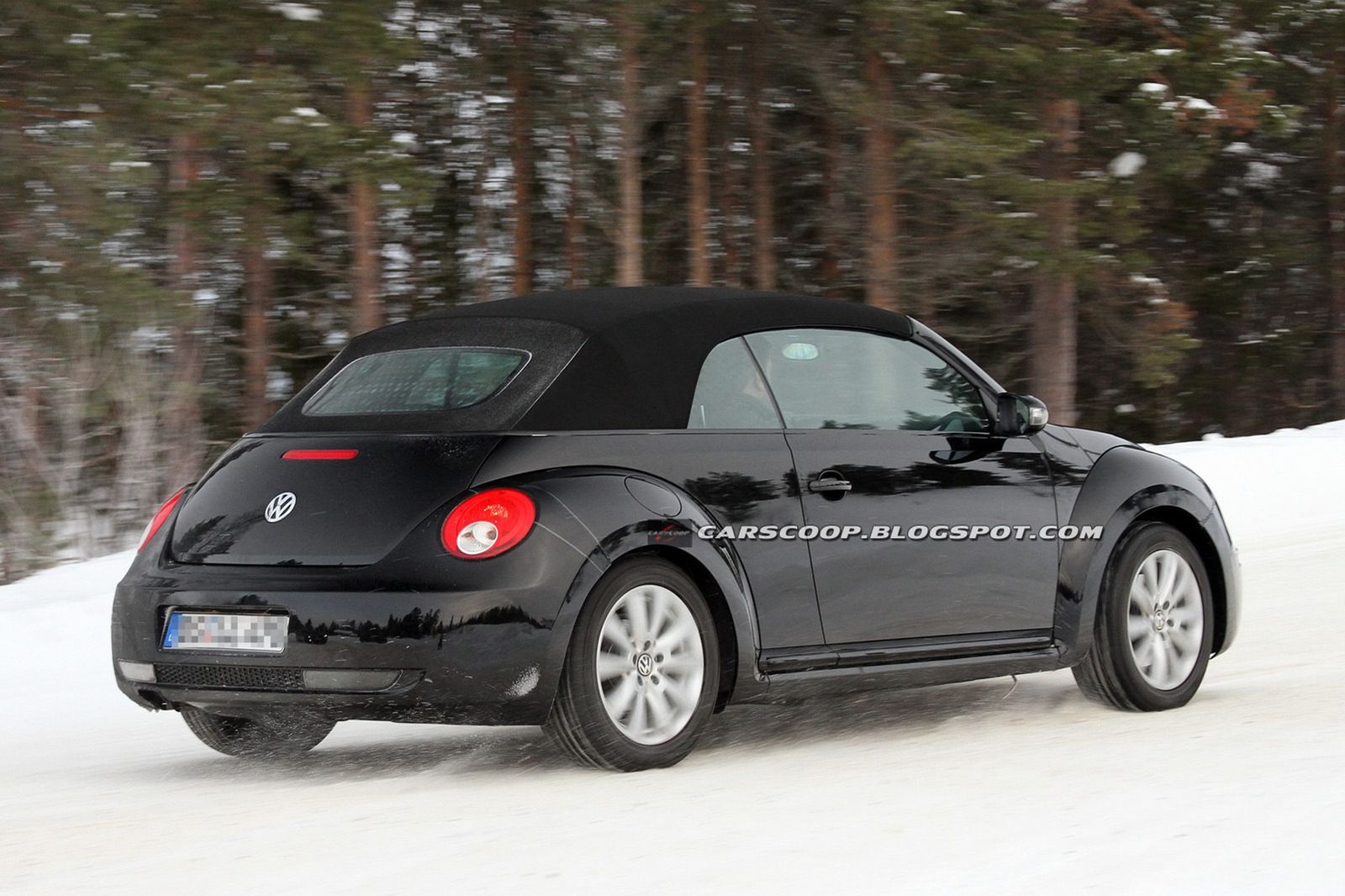2013 Volkswagen Beetle Cabrio (źródło: Carscoop)