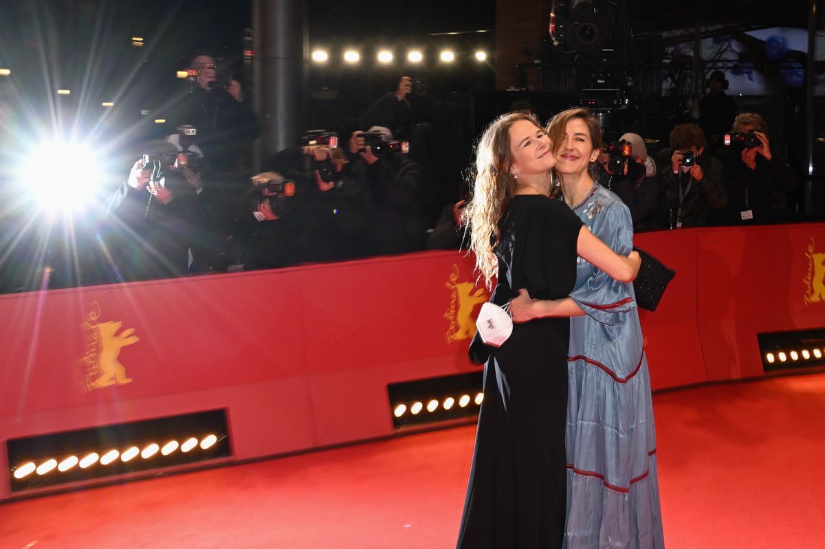 Nailea Norvind, reżyserka "Unrest" oraz Natalia Lopez Gallardo reżyserka "Rob of Gems" na ceremonii zamknięcia  Berlinale 