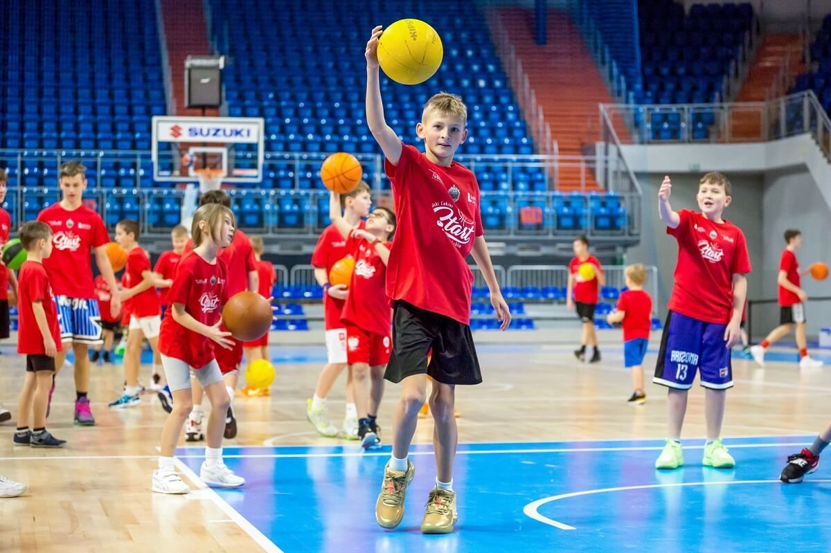 dzieci na boisku koszykówki