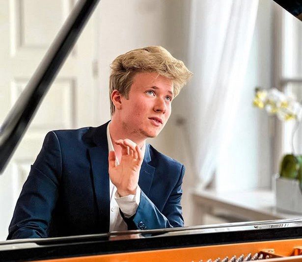 Żona pianisty Konkursu Chopinowskiego z różańcem w dłoni. Internauci komentują