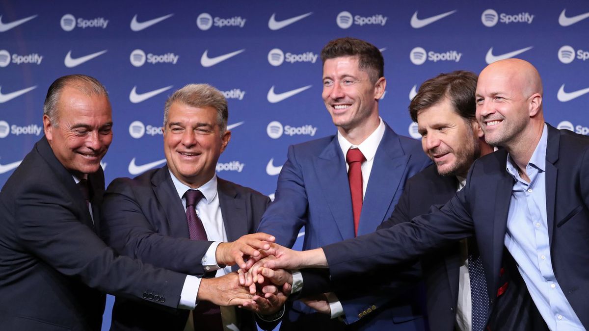 Robert Lewandowski, Joan Laporta, Rafa Yuste, Jordi Cruyff i Mateu Alemany