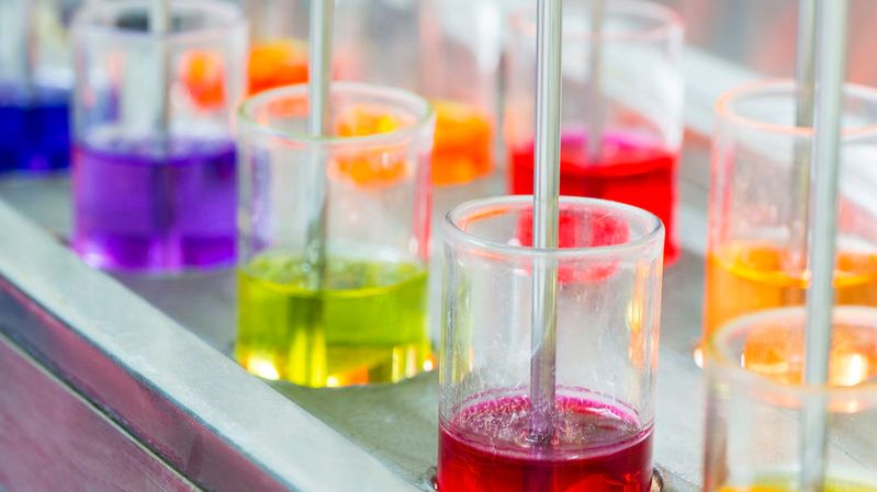 Czerwień koszenilowa (E124) to jeden z najczęściej i najchętniej stosowanych barwników. 