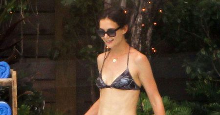 "Jezioro marzeń": Obwisły brzuch Katie Holmes
