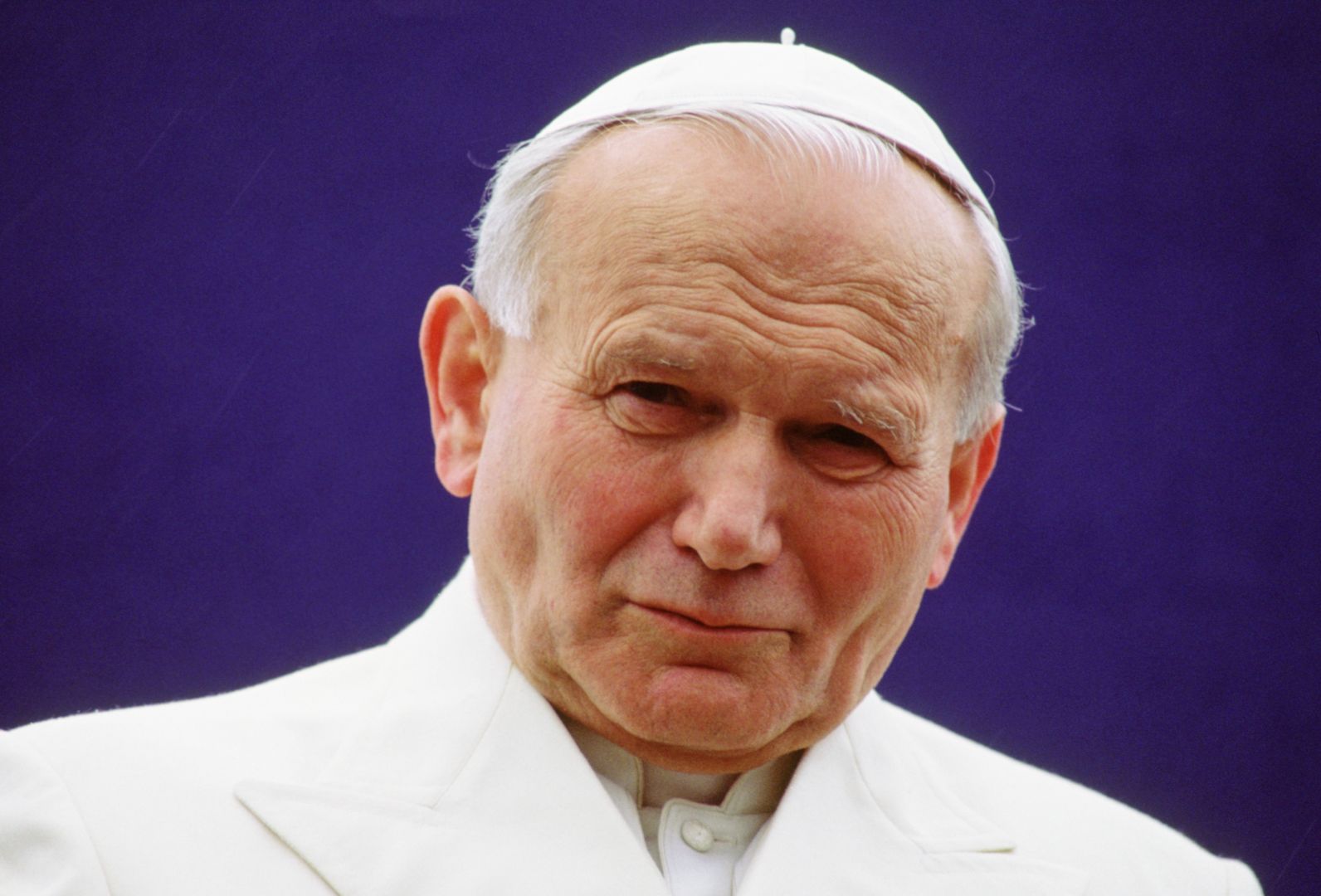 W Toruniu zdemolowano pomnik Jana Pawła II