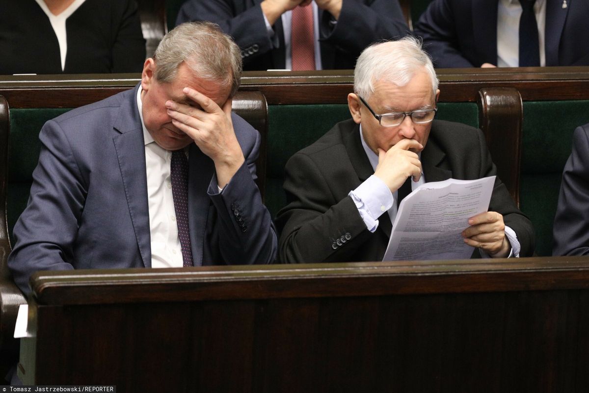 Jarosław Kaczyński w Sejmie. Prezes uważnie śledzi sondaże
