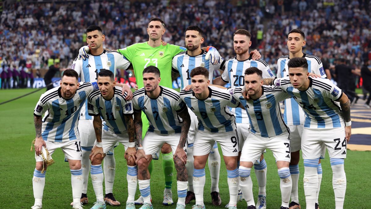 PAP/EPA / Tolga Bozoglu / Na zdjęciu: piłkarze reprezentacji Argentyny