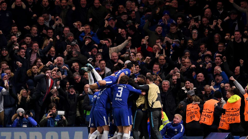 Zdjęcie okładkowe artykułu: Getty Images / Mike Hewitt / Na zdjęciu: piłkarze Chelsea FC, a w tle ich kibice