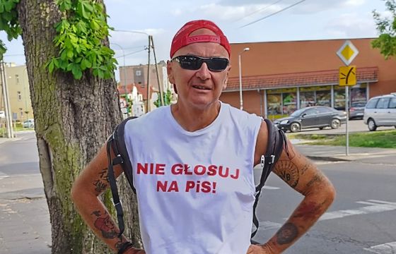 Dziennikarz biegnie ze Szczecina do Warszawy. Z hasłem "Nie głosuj na PiS" na koszulce