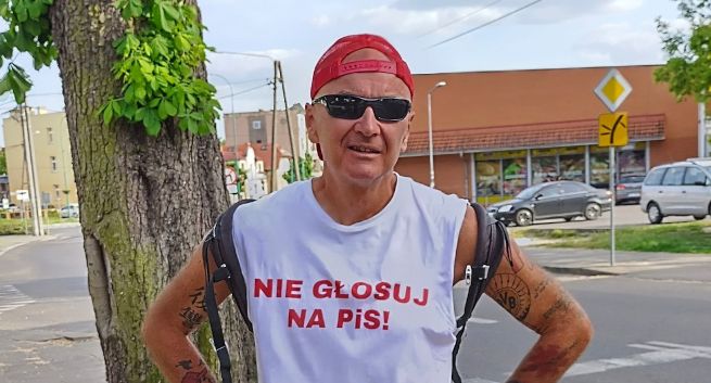Dziennikarz biegnie ze Szczecina do Warszawy. Z hasłem "Nie głosuj na PiS" na koszulce