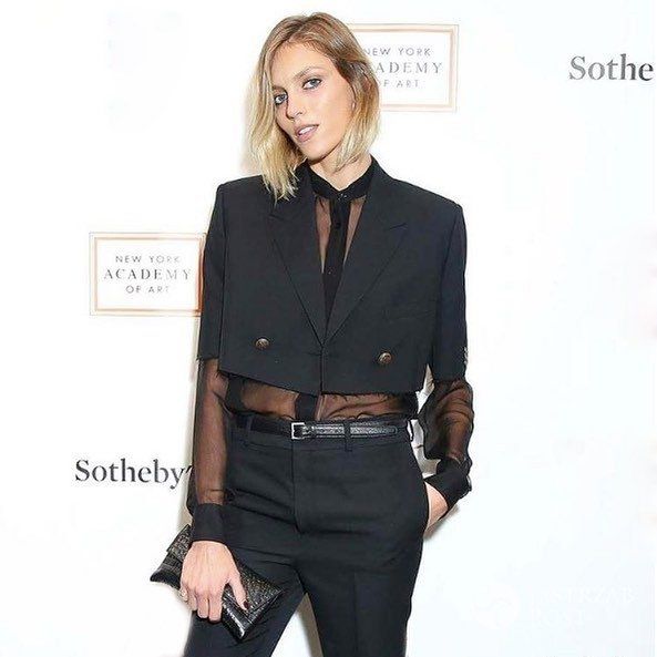 Anja Rubik z kopertówką od Zofii Chylak