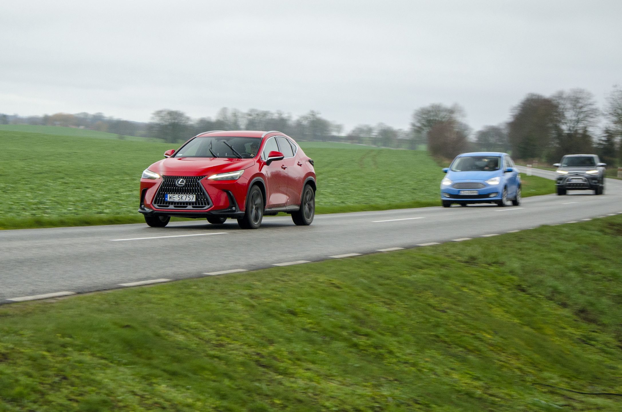Nawet na drogach powiatowych czy krajówkach Lexus NX 450h+ nie jest wybitnie oszczędny jak na hybrydę koncernu Toyoty 