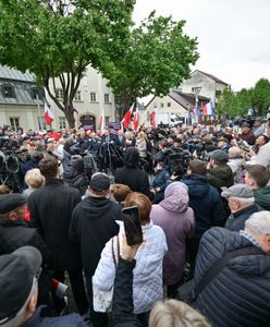 Incydent na konferencji Nawrockiego. Tłum wył