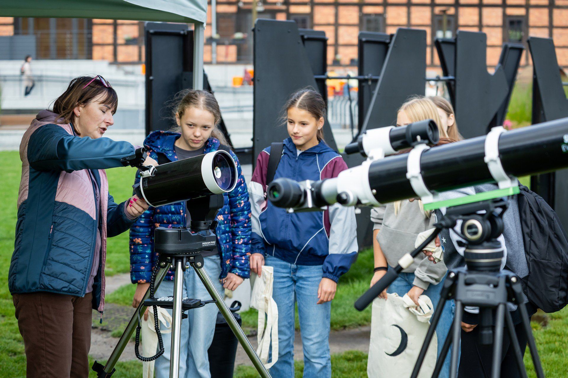 Dla uczniów I Piknik Astronomiczny Astrobaza Bydgoszcz był nie tylko okazją do świetnej zabawy, ale także szansą do zdobycia nowej wiedzy o kosmosie.
