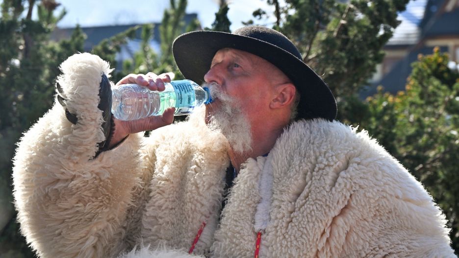 Poparcie dla Misia z Krup�wek
Fot. Pawel Murzyn/East News, Zakopane, 09.03.2024. Akcja poparcia na Krupowkach dla prawdziwego bialego misia z Zakopanego - pana Marka Zawadzkiego. Organizatorem wydarzenia byly lokalne media.
Pawel Murzyn