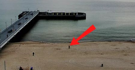 7:18 w niedzielę. Oto co robił na plaży w Kołobrzegu