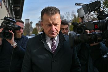 "Brak wychowania". Błaszczak o relacji PiS z Konfederacją
