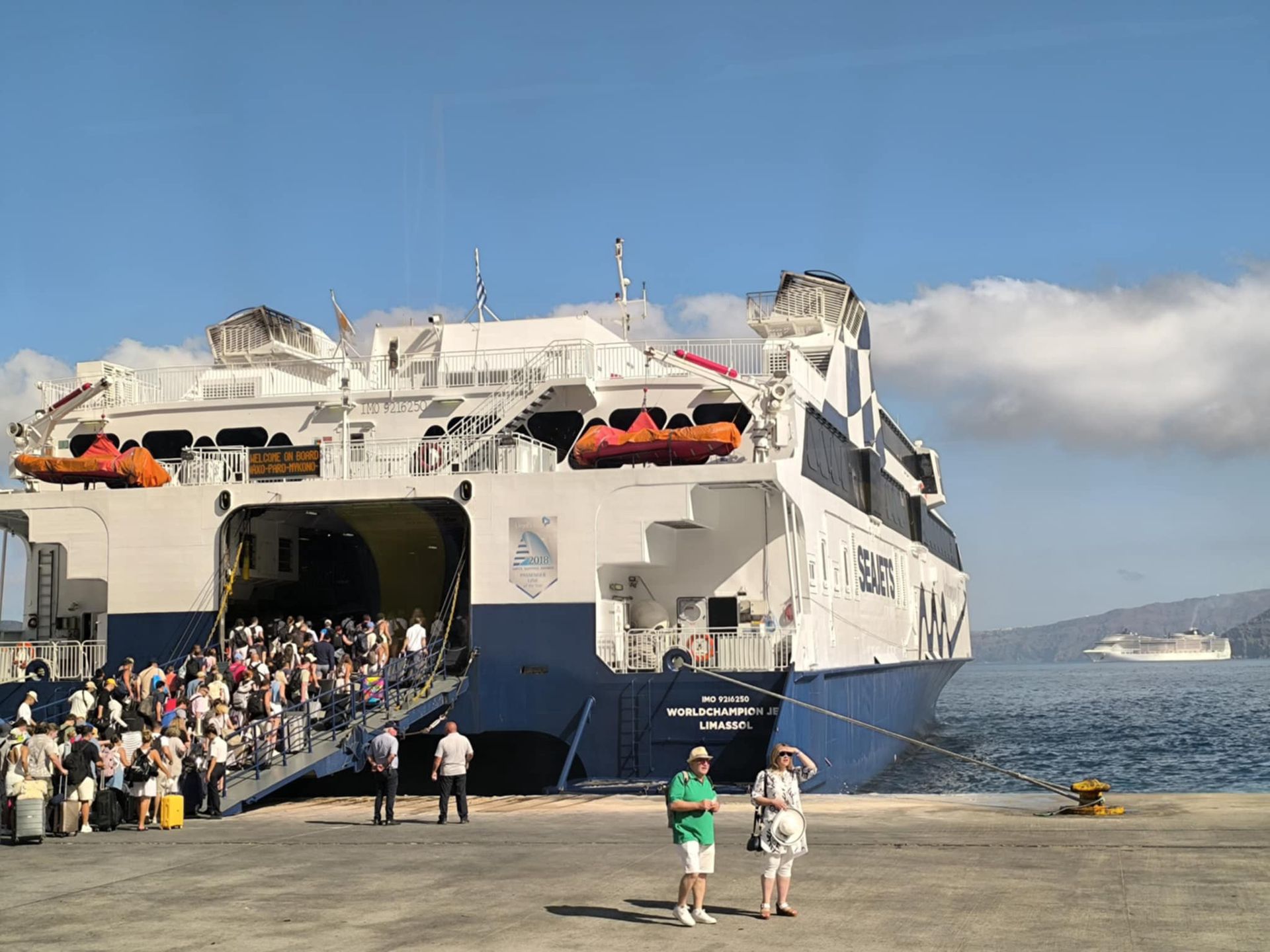 Na Santorini można dotrzeć promem z Heraklionu