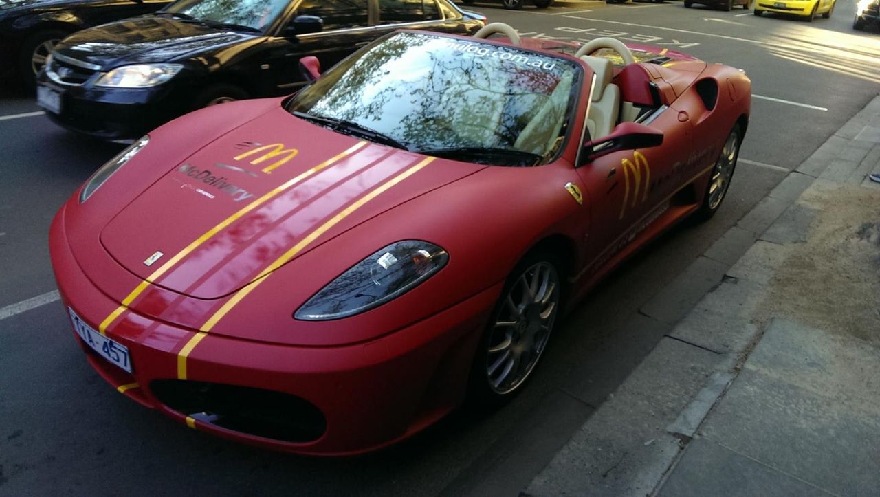 Ferrari F430 Spider rozwozi McDonald'sa po Melbourne