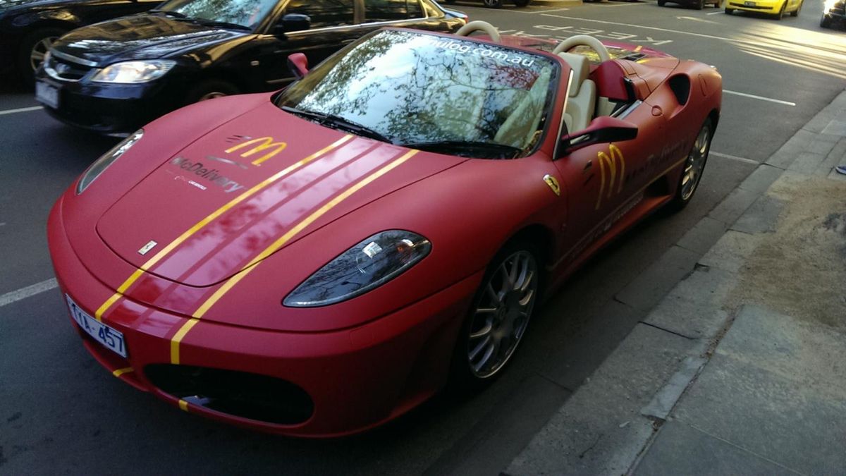 Ferrari F430 Spider rozwozi McDonald'sa po Melbourne 1