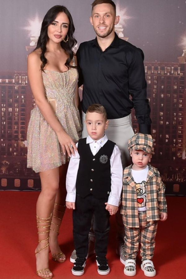 Maciej Rybus z żoną i synami