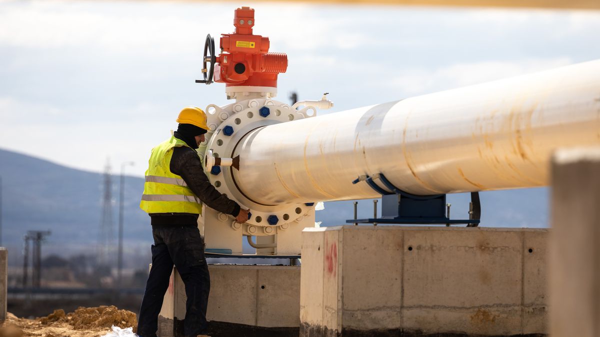 Płatności za rosyjski gaz mają odbywać się w rublach. KE: to naruszenie sankcji