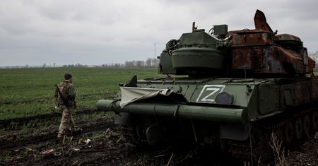 Rosyjska armia jak z historycznej rekonstrukcji. Gubi muzealne wyposażenie